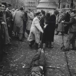 Mario De Biasi, Budapest. Linciaggio del cadavere di un agente dell'Ahv, ottobre 1956 (Galleria civica di Modena)