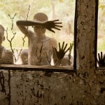 Bambini-della-tribu-Kara-che-guardano-attraverso-le-finestre