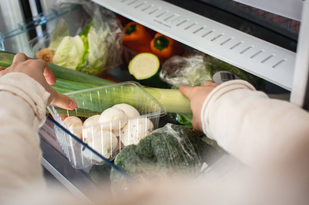 foodiesfeed.com_vegetables-in-fridge